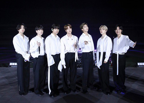 15 outfit ấn tượng nhất AMAs 2020: BTS chiếm spotlight của sao Hollywood