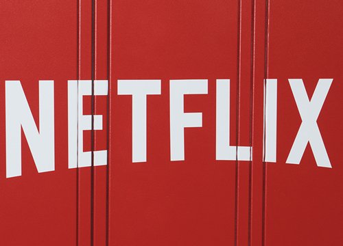 Ấn Độ kêu gọi tẩy chay Netflix vì cảnh hôn trong đền Hindu