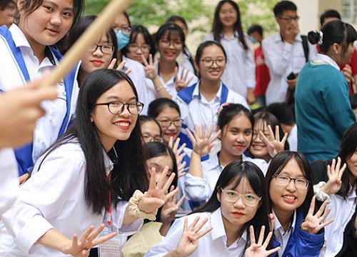 'Căng não' với loạt câu hỏi hóc búa trong cuộc thi Khua Chiêng Vàng của thầy trò Chuyên Sư Phạm Hà Nội