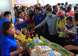 "Chợ nhân đạo" - phiên chợ ấm áp tình người