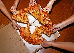 Tại sao nhiều nhà hàng pizza sẵn sàng vứt bỏ đồ ăn lỗi chứ không cho nhân viên?