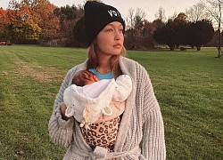 Gigi Hadid khoe ảnh địu con cực yêu, nhưng dân tình chỉ dán mắt vào mặt mộc 100% của nàng mẫu hot nhất Hollywood