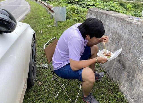 Lên Tây Bắc đúng lúc đói bụng, 'đại gia' Khoa Pug vác ghế ngồi ăn hộp bún thịt nướng trên đèo vì 'chả biết ngồi đâu'