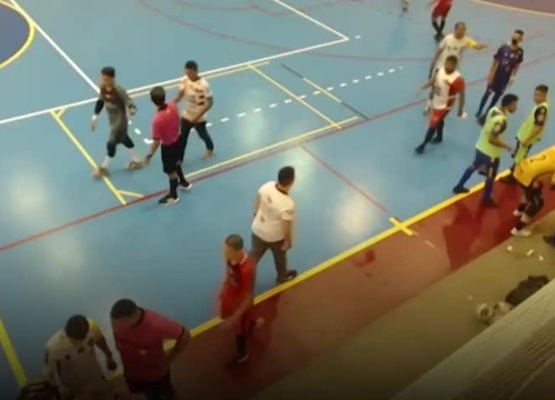 Trọng tài dùng bạo lực với cầu thủ futsal tại Brazil