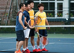 Xuân Trường mượn vợt người dân chơi tennis, không giấu nổi vẻ mặt thoả mãn