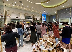 Chen nhau mua hàng giảm giá trong ngày Black Friday tại TP.HCM