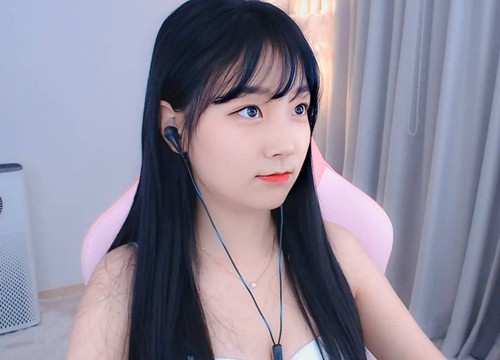 Chơi LMHT tấu hài, nữ streamer xinh đẹp gây sốc khi chấp nhận quy định của đội, cởi áo ngay trên sóng