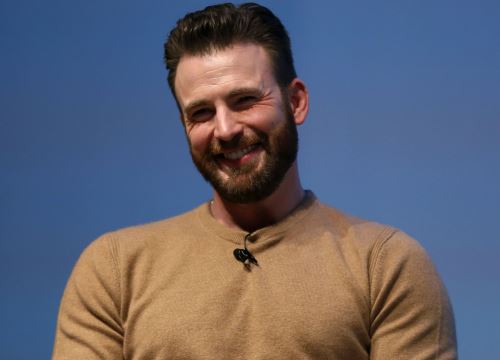 Chris Evans khiến fan 'xỉu lên xỉu xuống' khi chơi piano