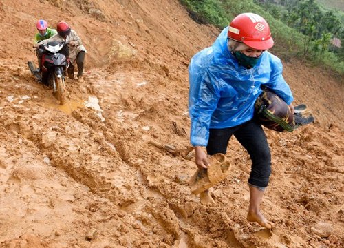 Hàng trăm người dân lội sình lầy mỗi ngày dưới chân núi lở