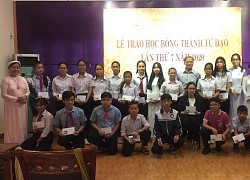 Huế: Trao 26 suất học bổng đến học sinh nghèo hiếu học