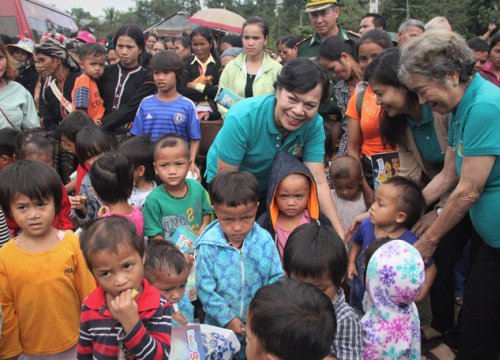 Phu nhân nguyên Chủ tịch nước Trương Tấn Sang tặng quà cho người dân biên giới Việt - Lào