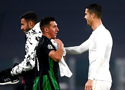 Ronaldo thân thiện khi đối thủ xin áo đấu