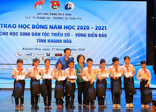 Trao 220 suất học bổng Vừ A Dính cho học sinh tỉnh Khánh Hoà