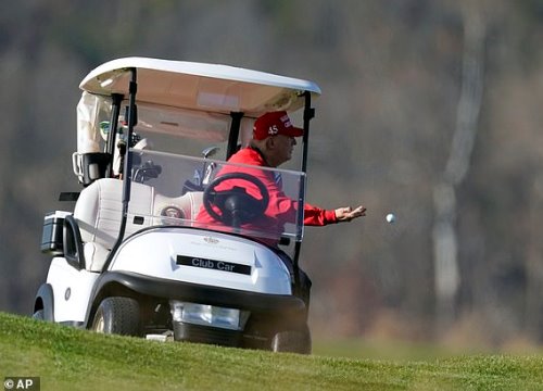 Trump đi chơi golf, Biden ở nhà đón Lễ Tạ ơn