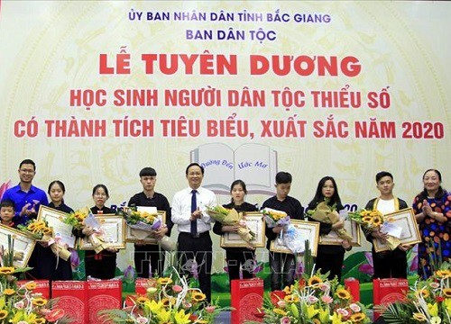 Tuyên dương học sinh dân tộc thiểu số tiêu biểu, xuất sắc