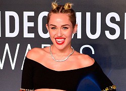 Vì sao Miley Cyrus hay thè lưỡi khi chụp ảnh?