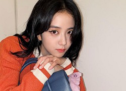 Bắt chước Jisoo, Lisa sắm móc khóa thú bông treo túi siêu cute