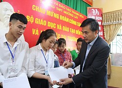 Bộ GD-ĐT trao học bổng cho học sinh huyện biên giới Mường Lát