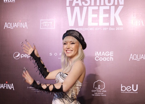 Cận cảnh thảm đỏ Aquafina Vietnam International Fashion Week 2020: Châu Bùi - Á hậu 2 Ngọc Thảo đọ đầm sexy hết nấc, Khánh Linh gây sốt với mẫu khẩu trang độc lạ