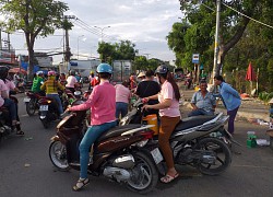 Chợ "nhảy" chiếm đường