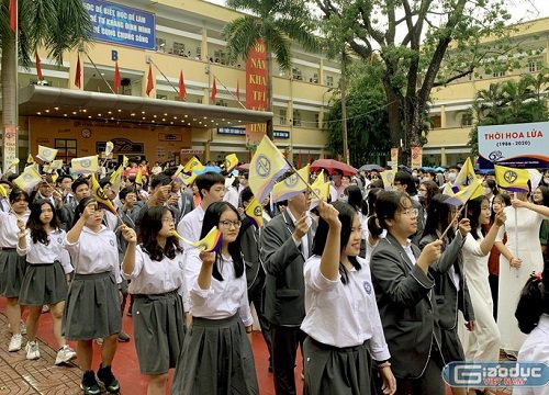 Cô ơi, học xong sư phạm cô xin việc cho em nhé?