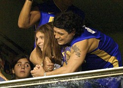 Con gái Maradona òa khóc khi chứng kiến hình ảnh tri ân người cha