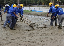 Hơn 150 người dọn bùn non đang tràn ngập phố cổ Hội An