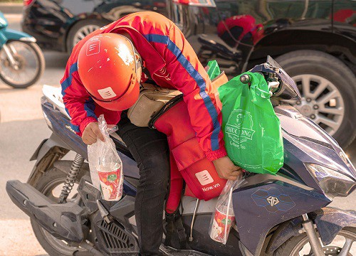 Không giao được hàng vì bị bảo vệ chung cư chặn, khách và shipper lao vào "choảng" nhau không thương tiếc