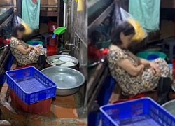 Người phụ nữ ngủ quên bên chậu bát rửa nửa chừng vì quá mệt