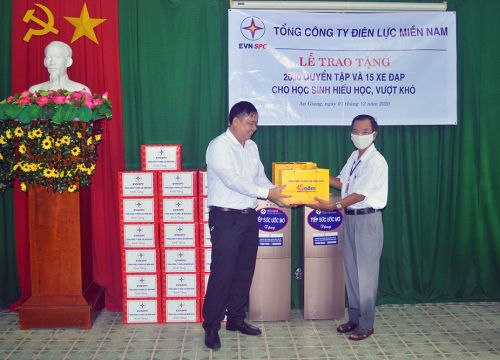 Tổng Công ty Điện lực miền Nam: Trao quà "Tiếp sức ước mơ" cho học sinh Trường THCS Mỹ Quý