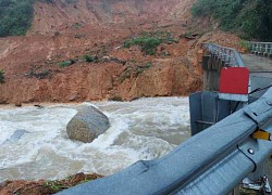 Quảng Ngãi: Sạt lở núi kinh hoàng, mặt đường đứt gãy, dân di dời khẩn cấp