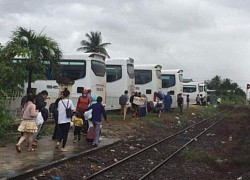 Hỗ trợ chuyển tải hành khách đi tàu tại ga Nha Trang qua khu vực ngập lụt