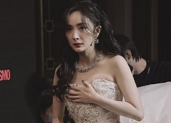 Dương Mịch bị bắt trọn hành động lúng túng, vừa đi vừa che vòng 1 suýt "hớ hênh"