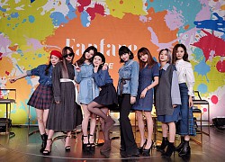 TWICE lại có một màn hát live &#8220;đi vào lòng đất&#8221;, bị netizen thẳng thắn chê ngồi yên một chỗ mà hát cũng không xong?