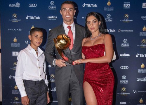 Bạn gái sexy mừng C. Ronaldo nhận giải 'Cầu thủ hay nhất thế kỷ'