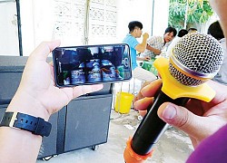 Clip: Bị nhắc nhở vì hát karaoke bằng loa kéo gây ồn ào, người đàn ông cầm mic lao vào cửa hàng hành hung nữ nhân viên