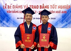 Hai cha con cùng nhận bằng tốt nghiệp ĐH