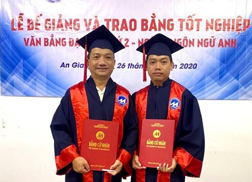 Hai cha con cùng nhận bằng tốt nghiệp ĐH