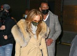 Jennifer Lopez buồn bã ra phố cùng bạn trai sau khi tuyên bố hủy đám cưới