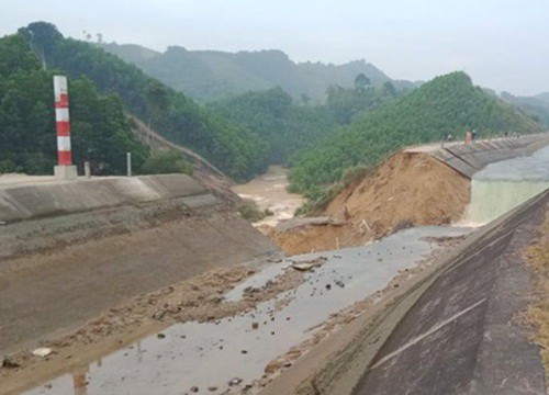 Kênh hơn 4 nghìn tỷ ở Thanh Hóa bất ngỡ đứt gãy khi bơm nước tưới tiêu