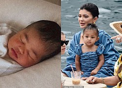 Kylie Jenner lần đầu đăng ảnh con gái lúc mới sinh