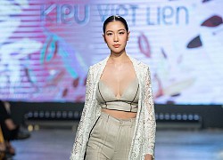 Mẫu nhí Bảo Hà catwalk với trăn khổng lồ, Á hậu Thúy Vân diện crop top khoe vòng eo sau sinh 2 tháng tại Fashion Festival 2020