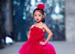 Mẫu nhí Suri Nguyễn nổi bật trên sàn catwalk