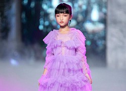 Mẫu nhí Trịnh Khánh Ngọc "gây sốt" với tài catwalk cực "đỉnh" trong show diễn thời trang của Xuân Lan