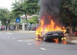 Ô tô bốc cháy ngùn ngụt và pha dập lửa "siêu độc" làm mãn nhãn người xem