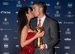 Ronaldo trao nụ hôn ngọt ngào cho bạn gái ở lễ trao giải Globe Soccer Awards