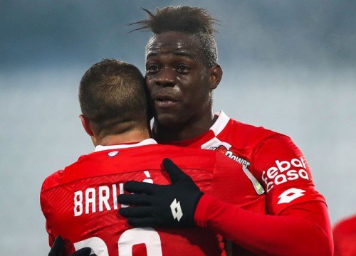 Balotelli chỉ cần 4 phút để ghi bàn cho CLB mới