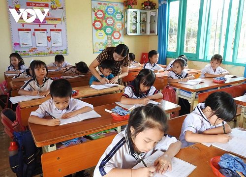 Giáo viên Kon Tum lo lắng khi học sinh lớp 1 vẫn chỉ học 1 buổi/ngày