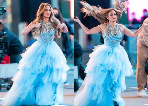 Jennifer Lopez diện đầm như công chúa Lọ Lem