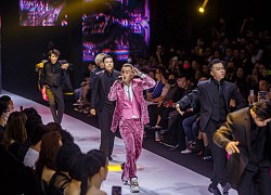 Binz cuối cùng đã chia sẻ về màn phát "cẩu lương" công khai đầu tiên với Châu Bùi tại Fashion Week: Nghe sao thấy lươn lẹo quá?